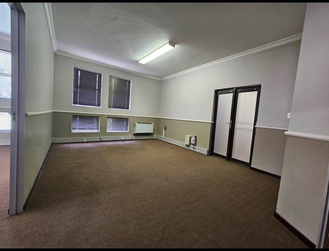 100M² BUSINESS CENTRE TO LET IN SILVER LAKES
